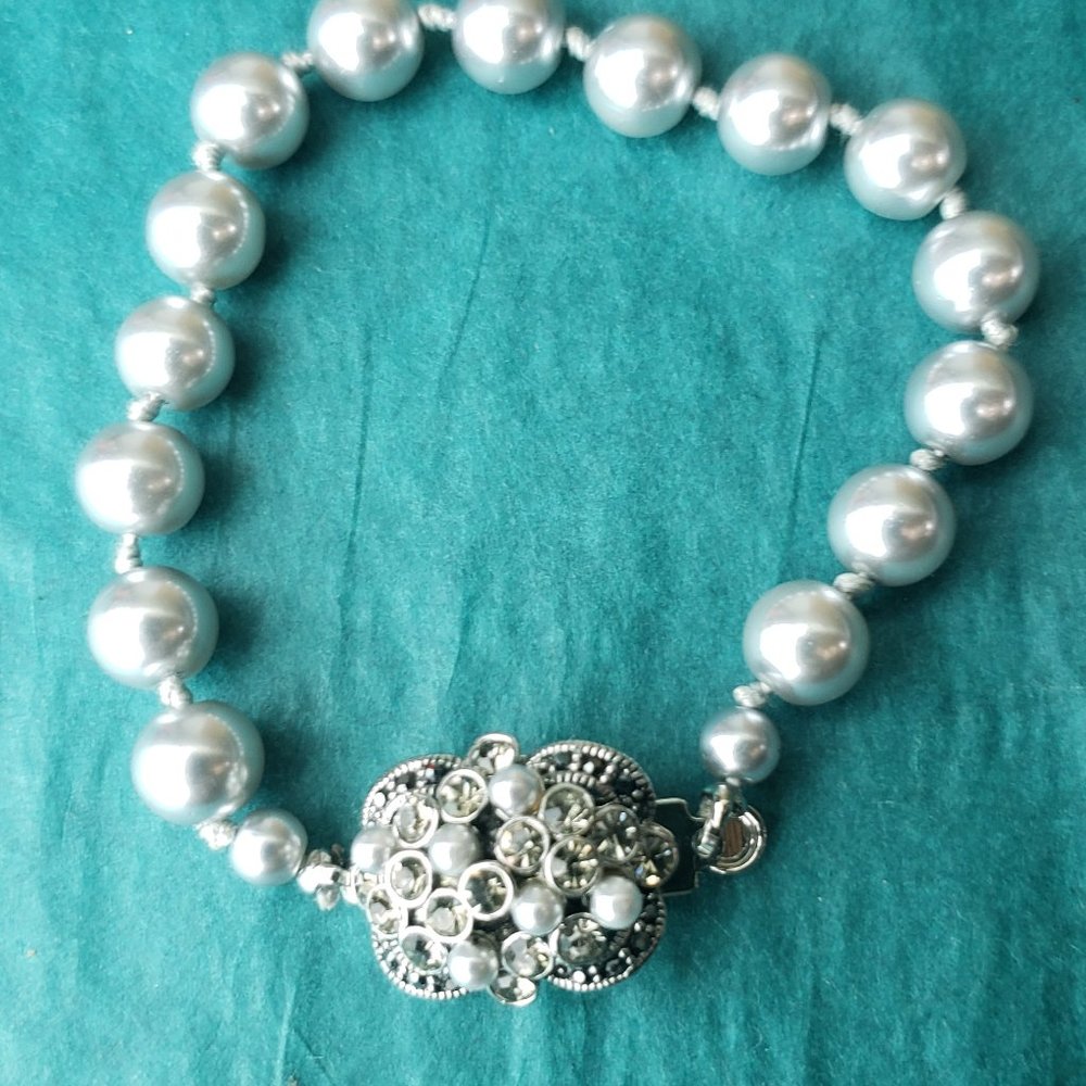 2/25$ Vintage Carolee silver tone faux single knotted faux pearls bracelet